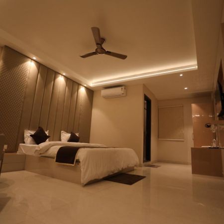Hotel Maya Crystal Juhi Bari Luaran gambar