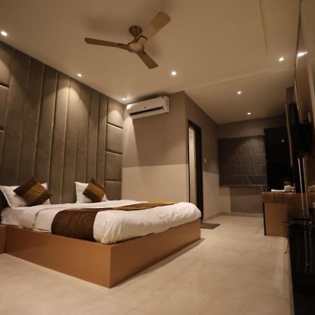 Hotel Maya Crystal Juhi Bari Luaran gambar