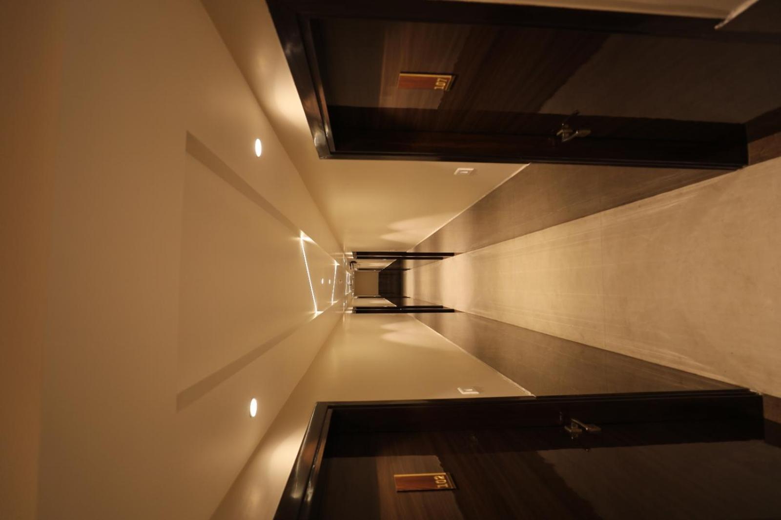 Hotel Maya Crystal Juhi Bari Luaran gambar