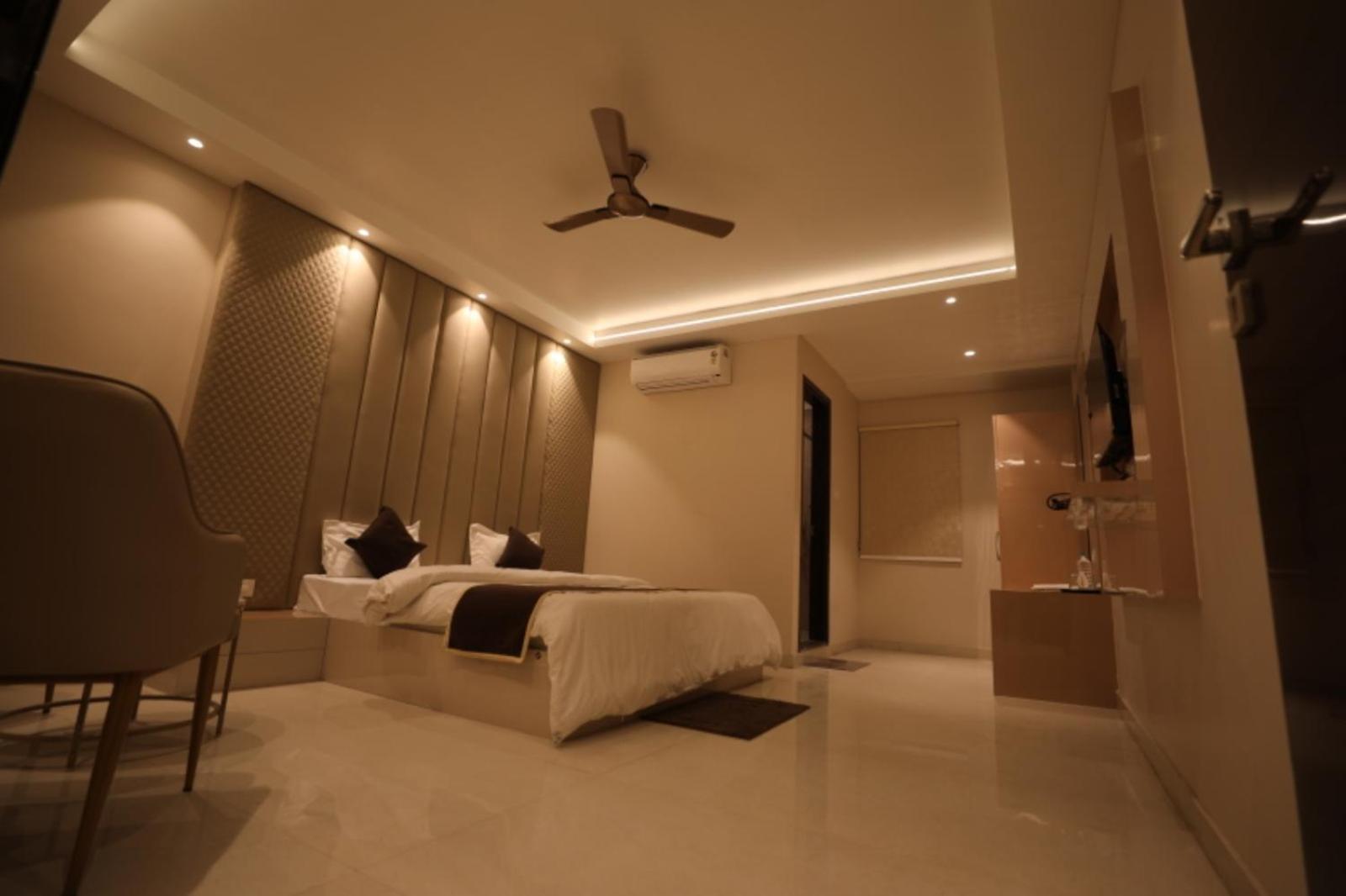 Hotel Maya Crystal Juhi Bari Luaran gambar