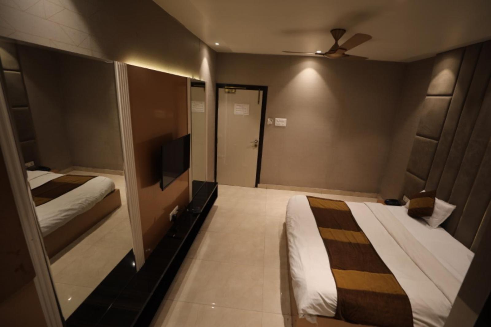 Hotel Maya Crystal Juhi Bari Luaran gambar