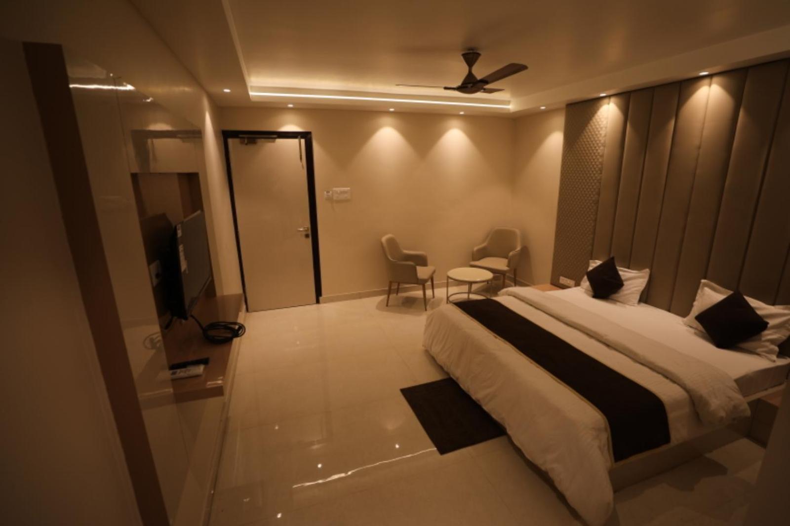 Hotel Maya Crystal Juhi Bari Luaran gambar