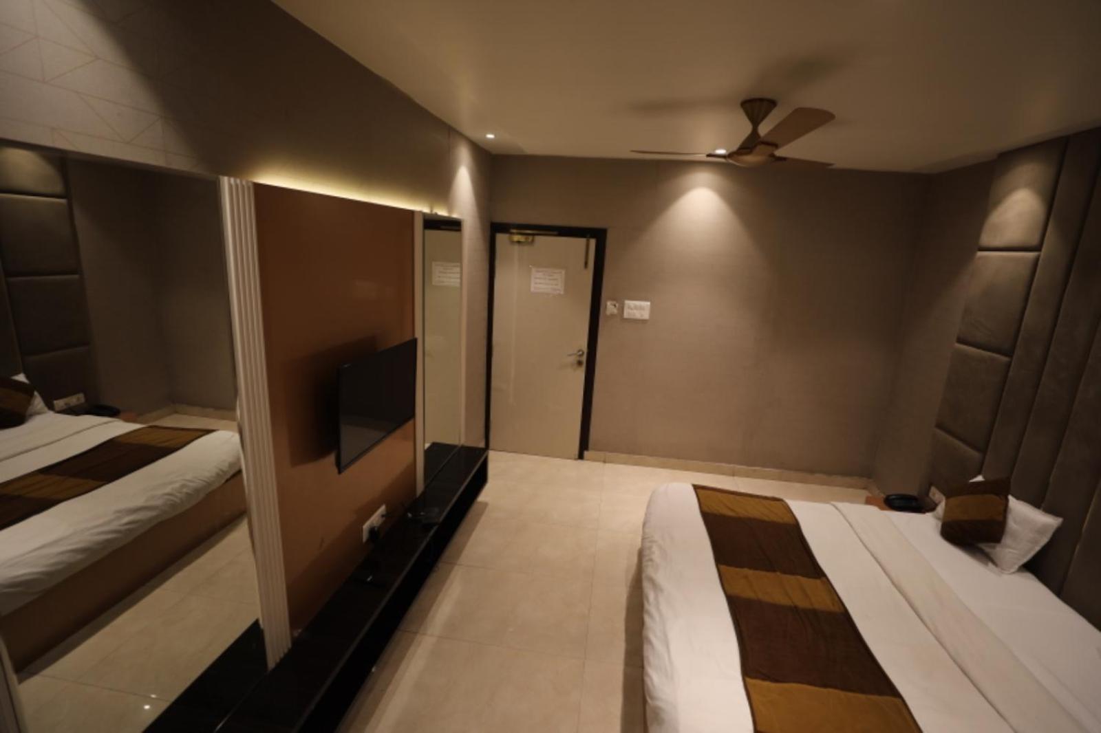 Hotel Maya Crystal Juhi Bari Luaran gambar